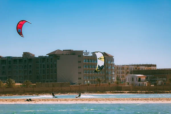 Twee kitesurfers met overschrijding van vliegers. Rode Zee. — Stockfoto