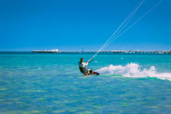 De kiter glijden over de rode zee. De achterzijde. — Stockfoto