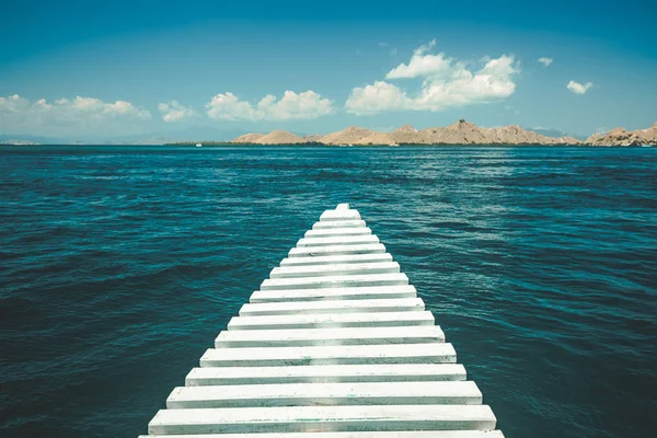 Píer de close-up que conduz ao oceano. Ilha de Komodo . — Fotografia de Stock