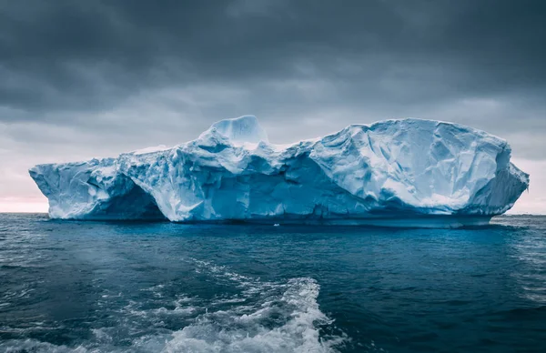 Gros plan iceberg flottant. Antarctique . — Photo