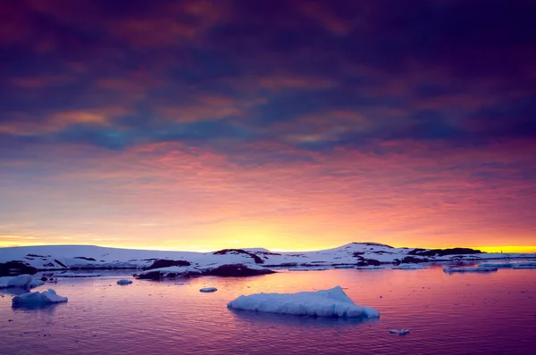 Ciel nuageux coloré au-dessus du littoral antarctique . — Photo