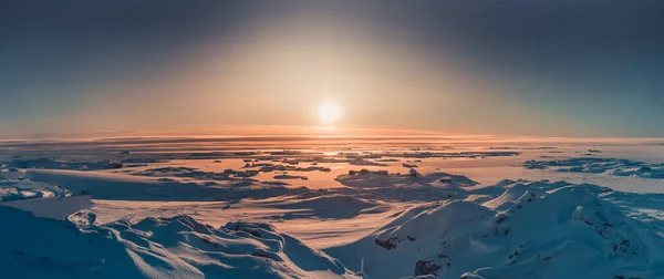 Epikus naplemente gyönyörű kilátás nyílik az Antarktisz. — Stock Fotó