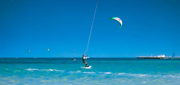 Der Kiter, der über die Oberfläche des Roten Meeres gleitet. — Stockfoto