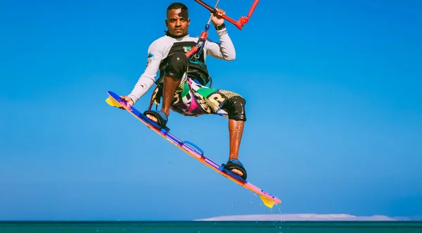 Nahaufnahme-Kitesurfer im Höhenflug über dem Roten Meer. — Stockfoto