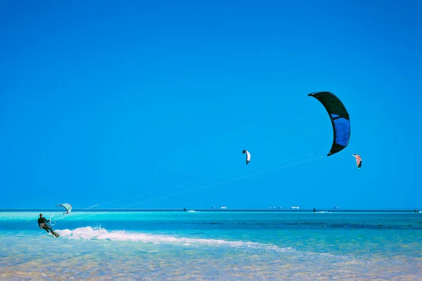 Der Kiter, der über die Oberfläche des Roten Meeres gleitet. — Stockfoto