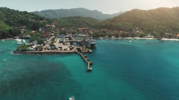 Volo aereo drone: isola tropicale, oceano di cristallo — Video Stock