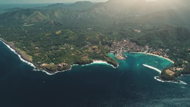 Luchtfoto Drone vlucht boven tropisch eiland in de Oceaan — Stockvideo