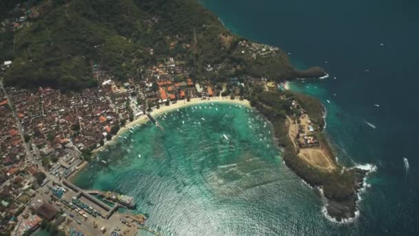 Luchtfoto op Crystal Ocean Bay, tropisch eiland — Stockvideo