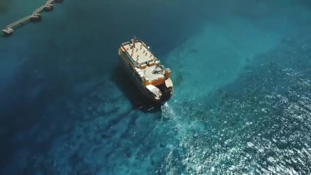 Voo de drone aéreo sobre barco de balsa grande Vela — Vídeo de Stock