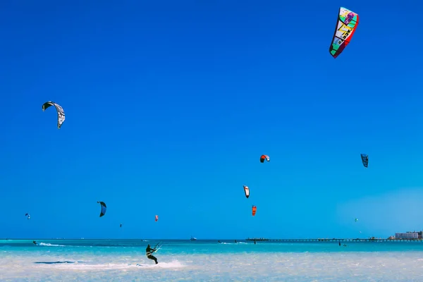 Talrijke vliegers in de blauwe lucht over de rode zee. — Stockfoto