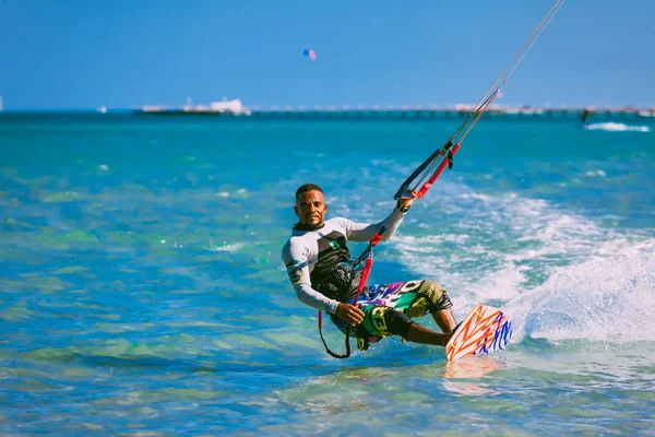 De kitesurfer rijden over het oppervlak van de rode zee. — Stockfoto