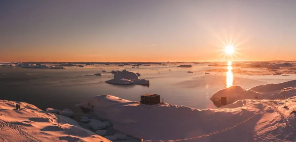 Puesta de sol naranja brillante sobre la costa antártica . — Foto de Stock