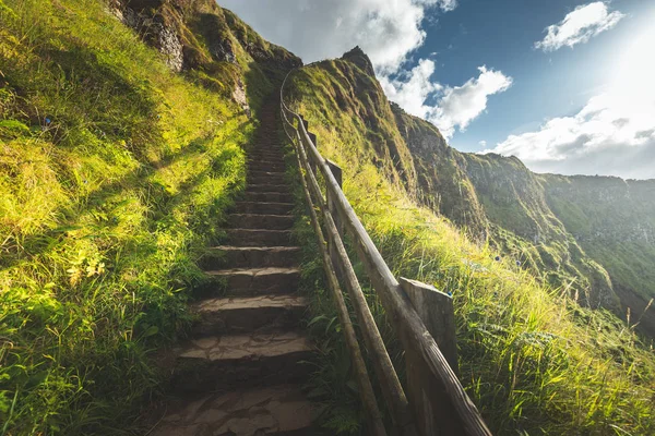 Скала вверх по лестнице с деревянными перилами. Ирландская земля . — стоковое фото