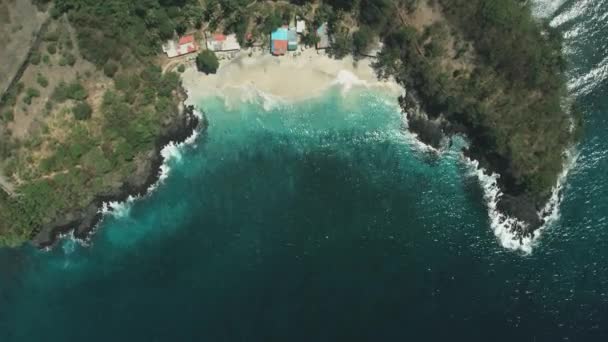 海浪和白沙海滩。水晶水 — 图库视频影像