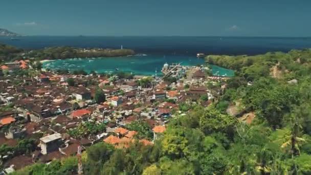 Légi Drone repülés alatt dzsungel hegyi falu — Stock videók