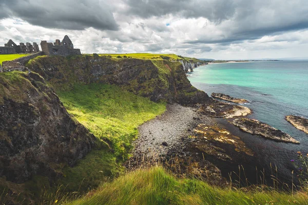 Észak-Írország partvonal. Dunluce kastély. — Stock Fotó