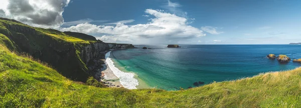 Panorámás kilátással az észak-írországi partvonal. — Stock Fotó