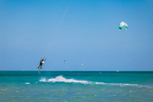 Der Kiteboarder surft über die Oberfläche des Roten Meeres. — Stockfoto