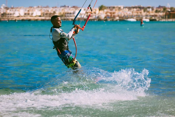 Der Kitesurfer auf den Wellen des Roten Meeres. Ägypten. — Stockfoto