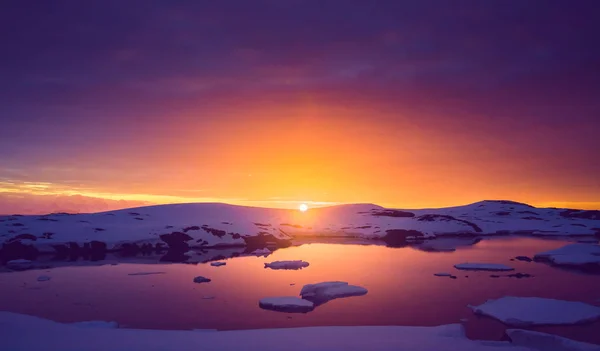 Πολύχρωμο συννεφιασμένο ουρανό πάνω από την Ανταρκτική ακτογραμμή — Φωτογραφία Αρχείου
