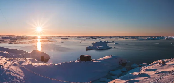 南極海岸線夕日の明るいピンク. — ストック写真