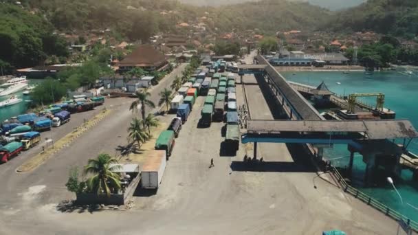 Εναέρια άποψη του νησιού λιμάνι με πολλά φορτηγά — Αρχείο Βίντεο