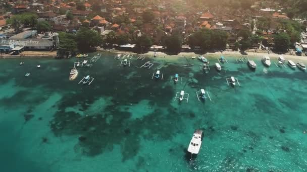 Luchtfoto Drone-vlucht over de baai van Crystal Ocean Harbor — Stockvideo