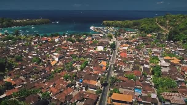 Vuelo del dron de la vista aérea sobre las casas rojas del tejado — Vídeos de Stock