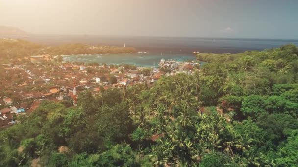 Antenn drönare flygning över solnedgången jungle village — Stockvideo