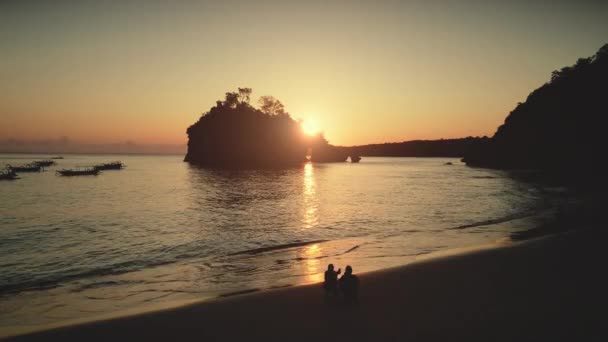 日落海洋水中的岩山拱门 — 图库视频影像