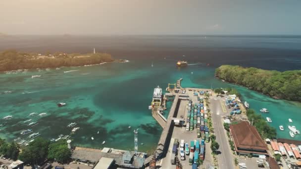 Vuelo aéreo sobre Ocean Harbor, Puerto, Muelle — Vídeo de stock