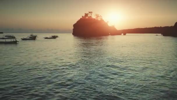 Vista aérea al atardecer: Barcos navegando en el océano — Vídeo de stock