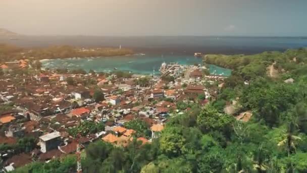 Drone vlucht over jungle dorp en kristalheldere Oceaan — Stockvideo