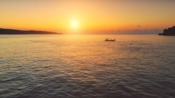 Πτήση drone πάνω από ωκεανό ηλιοβασίλεμα. Σκάφη που πλέουν — Αρχείο Βίντεο