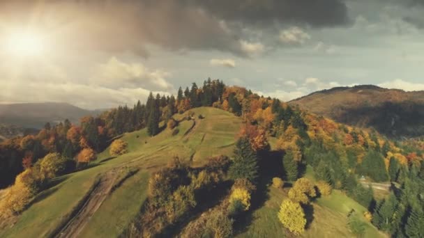 Majestuoso paisaje de montaña de otoño vista aérea — Vídeos de Stock