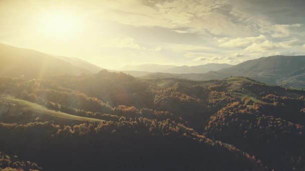 Suave luz del sol montaña tierra paisaje vista aérea — Vídeos de Stock