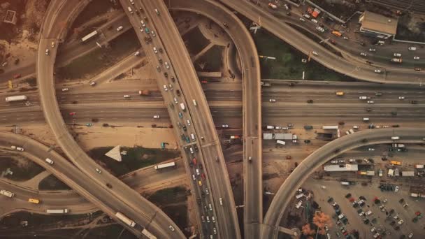 Episka staden highway bil trafik system Flygfoto — Stockvideo