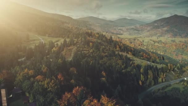Epische Hochland Hotel Berglandschaft Luftaufnahme — Stockvideo