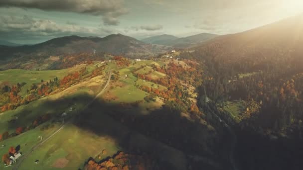 Vista aérea de paisagem montanhosa multicolorida — Vídeo de Stock