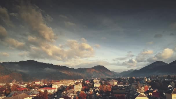 Berg unten Gehöft Hütte Stadt Luftaufnahme — Stockvideo