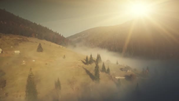 Montagna pendio paesaggio nebbia meteo vista aerea — Video Stock