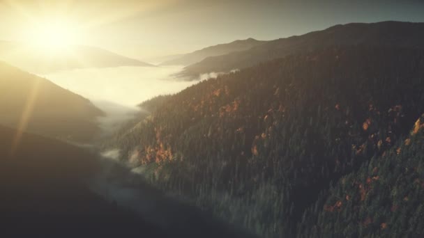 Görkemli dağ yamacı yüzey haze havadan görünümü — Stok video