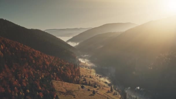 Panoramische heuvel keten zonsopgang zicht luchtfoto — Stockvideo