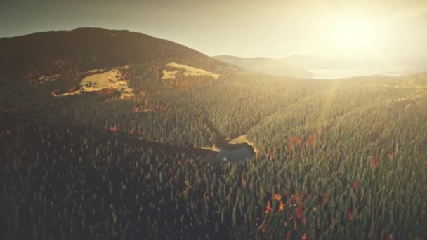 Panoramautsikt över höga berg sjön natur Flygfoto — Stockvideo