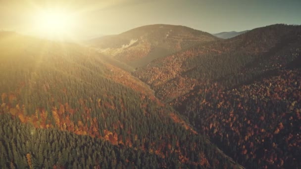 Meerkleurige hill keten piek zon lichtbundel luchtfoto — Stockvideo
