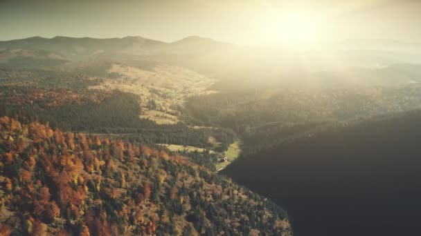 Поверхность склона горы мягкий солнечный свет вид с воздуха — стоковое видео