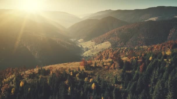 Panoramik hill zinciri sahne güneş ışını havadan görünümü — Stok video