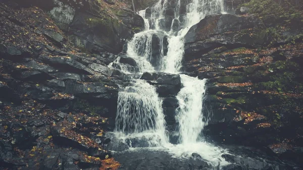 Puro selvaggio altopiano cascata torrente terra pietrosa — Foto Stock