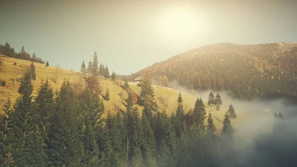 Güneşli sonbahar dağlık manzara havadan görünümü — Stok fotoğraf