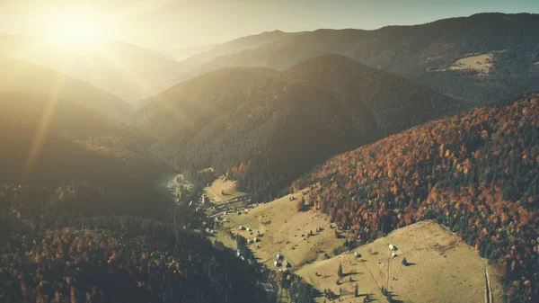 Soliga hög bergskedja landskap Flygfoto — Stockfoto